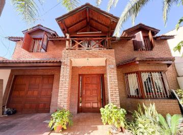 Casa · 170m² · 5 Ambientes · 2 Cocheras · Casa en Venta en Hurlingham 5 Ambientes Parque y Cochera Cubierta