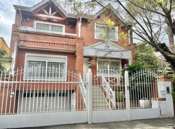 Casa · 290m² · 5 Ambientes · 3 Cocheras · Impecable y Moderna Casa en Alquiler en Acassuso, con Cochera Para 3 Autos.