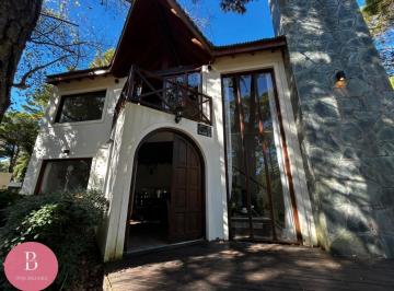 Casa · 155m² · 4 Ambientes · 1 Cochera · Casa en Venta en Carilo - Financiacion