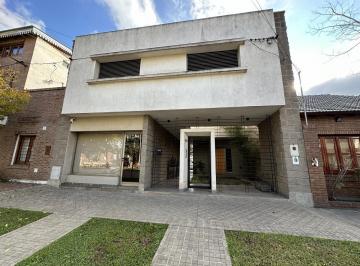 Casa · 6 Ambientes · 1 Cochera · Casa en Alquiler 2 Dorm. con Oficina
