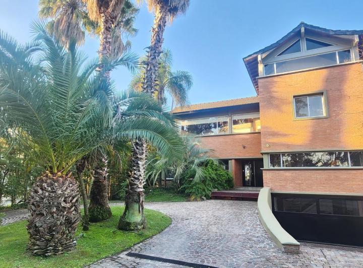 Casa · 460m² · 7 Ambientes · 2 Cocheras