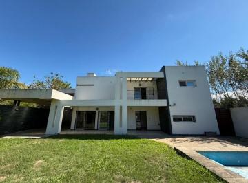 Casa de 6 ambientes, San José del Rincón · Casa en Callejon Vidal - 3 Dorm, 3 Baños, Piscina Quincho