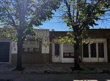 Casa · 128m² · 6 Ambientes · Venta de Casa 3 Dorm. con Gran Patio en El Centro de Venado Tuerto