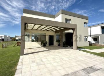 Casa · 340m² · 6 Ambientes · 2 Cocheras · Casa en Venta 5 Dorm. Totalmente Equipada Terrralagos.
