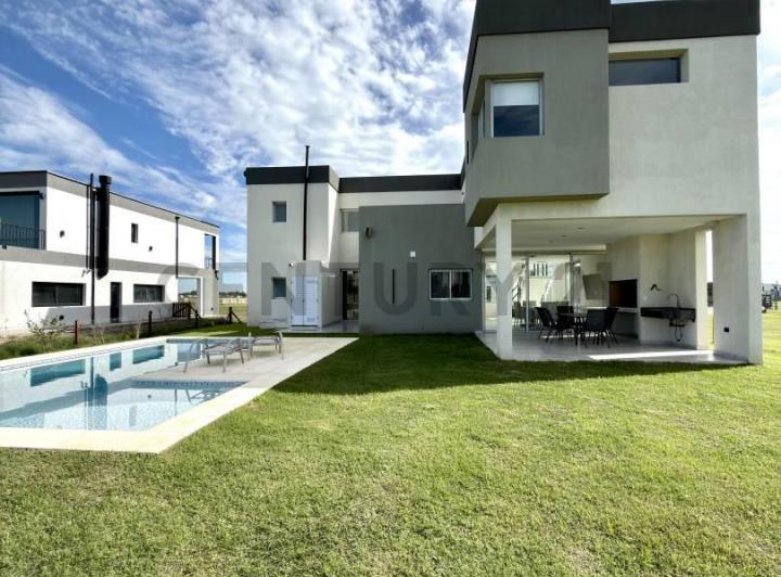 Casa · 340m² · 6 Ambientes · 2 Cocheras