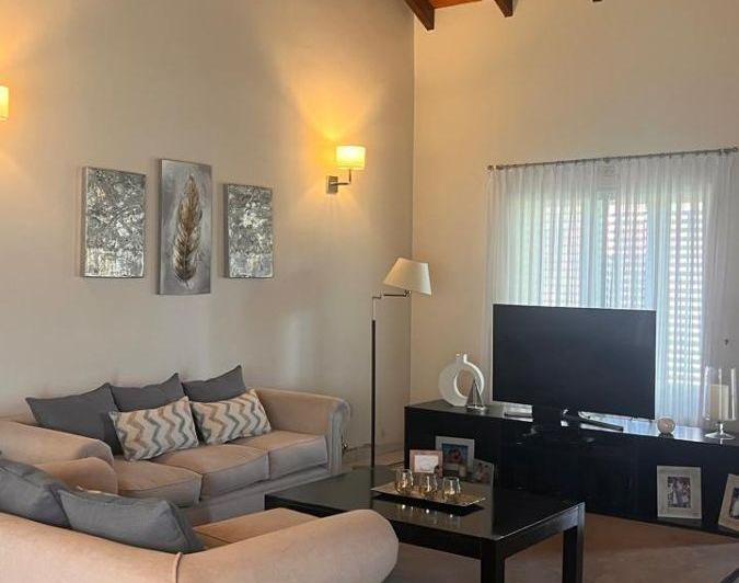 Casa · 420m² · 4 Ambientes · 2 Cocheras