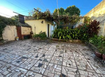 Casa · 180m² · 8 Ambientes · Venta de Casa de Tres Dorm. con Jardín