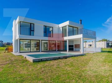 Casa · 236m² · 5 Ambientes · Casa Moderna a Estrenar Rumencó Joven