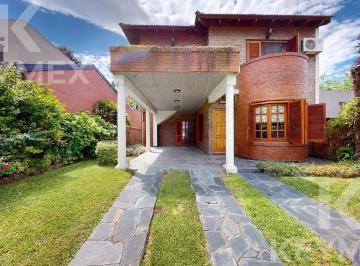 Casa · 145m² · 5 Ambientes · 2 Cocheras · Casa en Venta en City Bell con 3 Dorm., Parque y Galeria