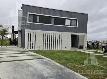 Casa · 200m² · 5 Ambientes · 2 Cocheras · Casa 5 Ambientes con Pileta y Fondo a Laguna en Venta - Barrio Sebastián Gaboto - Pueblos del Plata