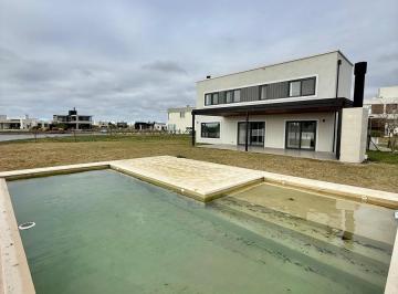 Casa · 200m² · 5 Ambientes · 2 Cocheras · Casa 5 Ambientes con Pileta y Fondo a Laguna en Venta - Barrio Sebastián Gaboto - Pueblos del Plata