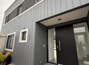 Casa · 200m² · 5 Ambientes · 2 Cocheras · Casa 5 Ambientes con Pileta y Fondo a Laguna en Venta - Barrio Sebastián Gaboto - Pueblos del Plata