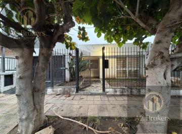 Casa · 180m² · 6 Ambientes · 1 Cochera · Casa 4 Dormitorio Poeta Lugones