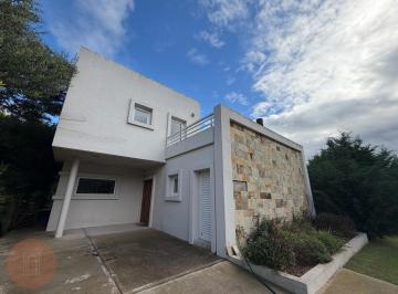 Casa · 220m² · 5 Ambientes · En Venta - Exclusiva Casa de 5 Ambientes en Barrio Privado Arenas del Sur