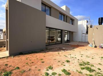 Casa · 250m² · 6 Ambientes · 2 Cocheras · Casa en Docta 3dor. Primera Calidad.
