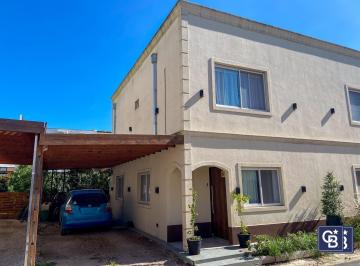 Casa · 117m² · 3 Ambientes · 2 Cocheras · Venta de Departamento Duplex 3 Ambientes con Pileta y Parrilla en Complejo Metz Village, Pilar