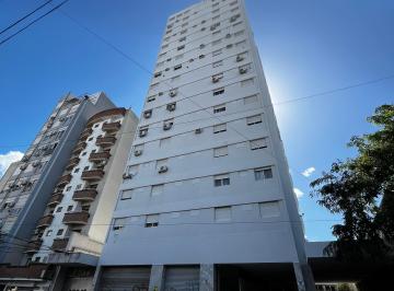 El edificio está ubicado en pleno centro · Luminoso Tres Ambientes con Balcón y Cochera Centro de La Plata | Dueño Directo