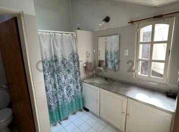 Casa · 140m² · 6 Ambientes · 1 Cochera · Venado Tuerto - Casa de 3 Dorm. a m de Av Jorge Newbery