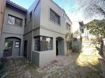 Casa · 232m² · 5 Ambientes · 2 Cocheras · Casa en Venta - Lomas de San Isidro - 4 Dorm. (1 Suite) - Jardín