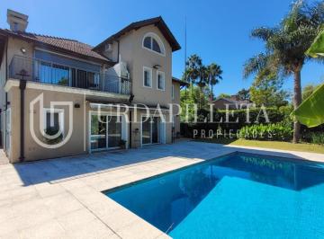 Casa · 360m² · 10 Ambientes · 1 Cochera · Casa en Venta en Mapuche C. C