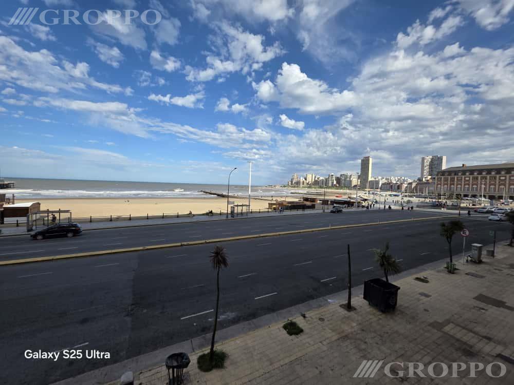 Departamento de 2 ambientes con dependencias, A la calle con vista desde el dormitorio al mar primera linea - reciclado completamente A nuevo! - gas obra realizada con planos aprobados! Desagues nuevo