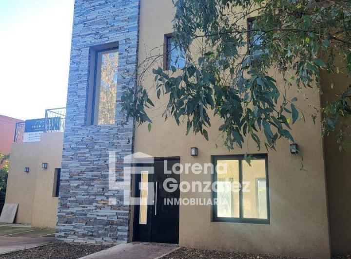 Casa · 212m² · 6 Ambientes · 4 Cocheras