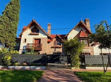 Casa de 14 ambientes, Rosario · Casa Señorial en La Florida con Quincho y Pileta