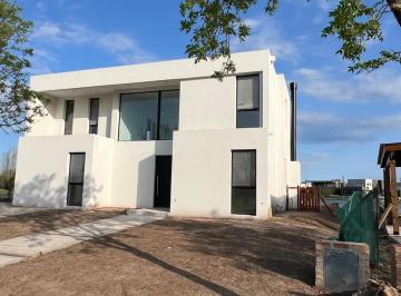 Casa · 250m² · 6 Ambientes · Casa en El Canton Golf Al Agua de 6 Ambientes con Pileta