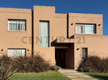 Casa · 242m² · 7 Ambientes · 2 Cocheras · Casa de 3 Dorm. en La Damasia
