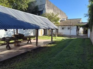 Casa · 80m² · 3 Ambientes · 2 Cocheras · Casa en Alquiler con Gran Parque, Quincho y Ubicacion Inmejorable