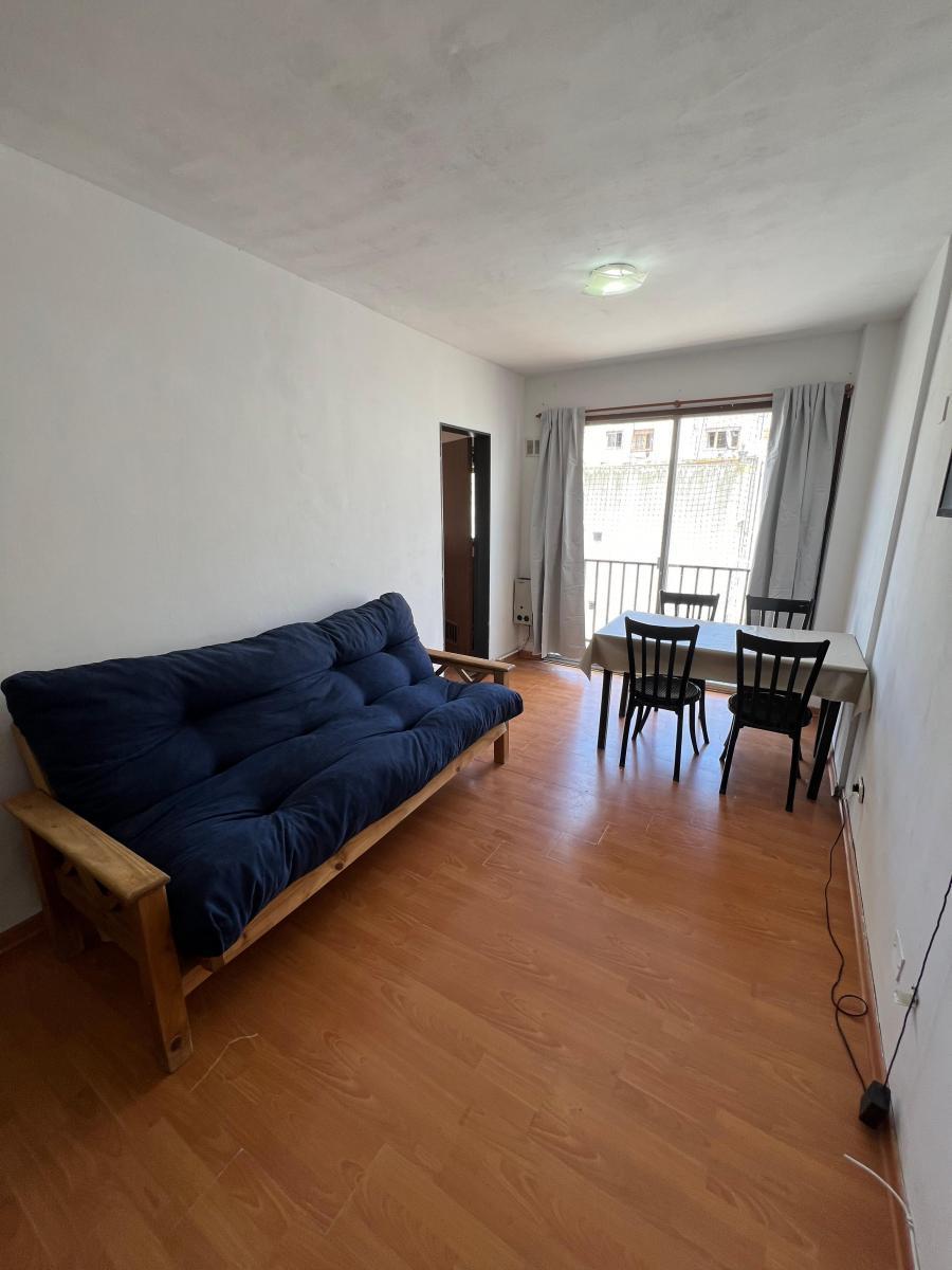 Arenales e/ Almirante Brown y Falucho