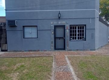 Casa · 60m² · 3 Ambientes · PH en Venta — Casa Al Frente en Excelente Estado