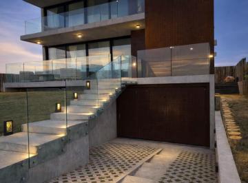 Casa · 251m² · 6 Ambientes · 2 Cocheras · Casa en La Juanita