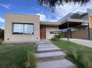 Casa · 130m² · 5 Ambientes · 1 Cochera · Lomas de Rusell