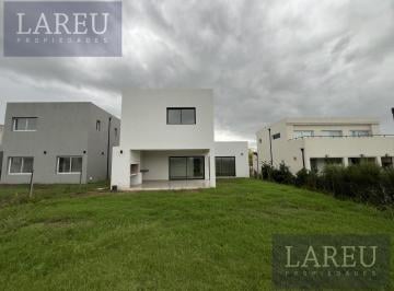 Casa · 177m² · 4 Ambientes · 2 Cocheras · Casa en Santa Sofía