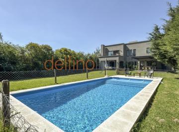 Casa · 242m² · 5 Ambientes · 4 Cocheras · Casa en Venta en El Barrio Los Sauces - Pilar