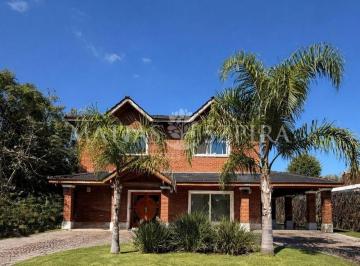 Casa · 386m² · 6 Ambientes · 3 Cocheras · Chalet de 6 Ambientes en Boca Raton con Gran Fondo y Pileta