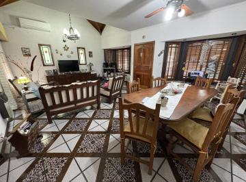 Casa · 108m² · 3 Ambientes · 1 Cochera · Casa en Venta 3 Ambientes en Adrogue con Quincho