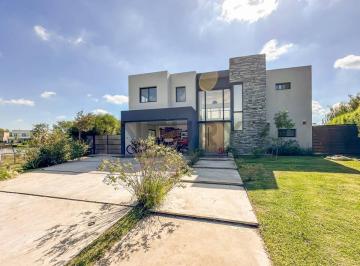 Casa · 255m² · 5 Ambientes · 4 Cocheras · Venta Casa a La Laguna, 5 Ambientes, Cochera y Pileta - Barrio El Cantón Norte