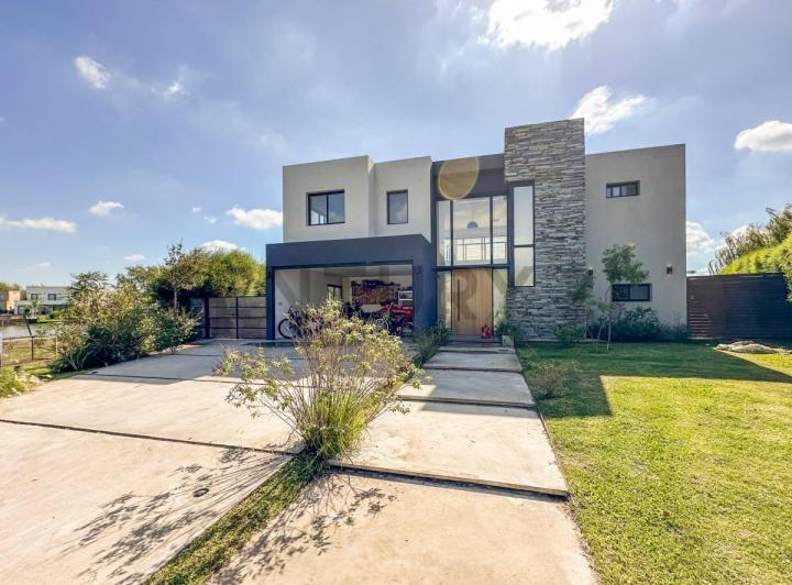 Casa · 255m² · 5 Ambientes · 4 Cocheras