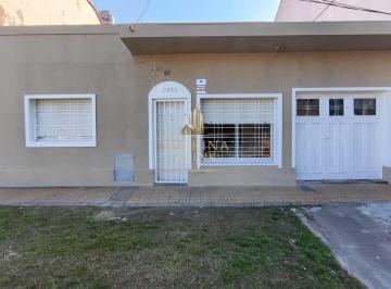 Casa · 146m² · 4 Ambientes · 1 Cochera · Casa en Bernal Oeste