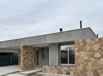 Casa · 228m² · 6 Ambientes · 2 Cocheras · Hauser Vende Exclusiva Casa en Barrio Lar de Boedo