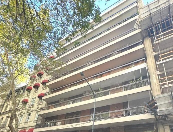 Posadas y Callao. Excelente Planta en Edificio con Sum, 3 Dorm. con Dependencia y Cochera