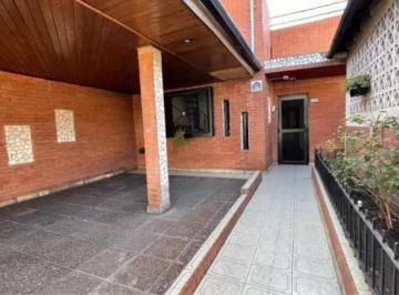 Casa · 140m² · 4 Ambientes · Casa en Venta - 3 Dorm. 4 Baños - Lanús