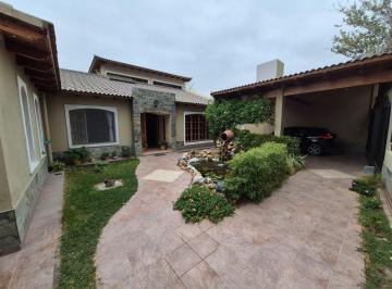 Casa · 300m² · 4 Dormitorios · 2 Cocheras · Casa en Carril Mathus Hoyos, Bermejo