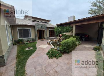 Casa · 300m² · 4 Dormitorios · 2 Cocheras · Casa en Carril Mathus Hoyos, Bermejo