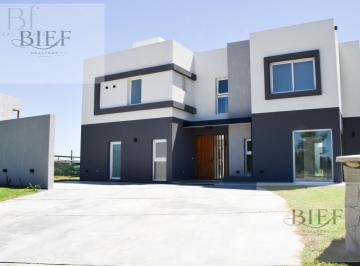 Casa · 140m² · 5 Ambientes · 6 Cocheras · Alquiler Casa La Providencia Canning