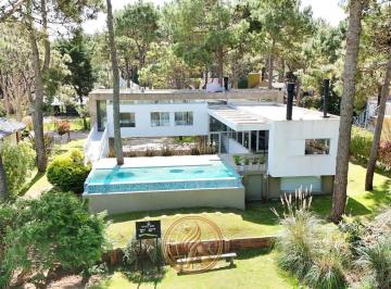 Casa · 250m² · 5 Ambientes · 2 Cocheras · Venta Casa Carilo Piscina Vista Al Golf
