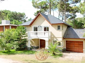 Casa · 200m² · 5 Ambientes · 1 Cochera · Alquiler Casa Pinamar Barrio Alamos Pileta