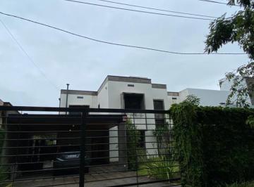Casa · 280m² · 4 Ambientes · 4 Cocheras · Inmejorable Ubicación en Yerba Buena